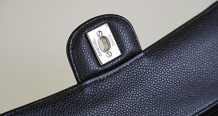 クラスプの裏側のCHANEL刻印イメージ