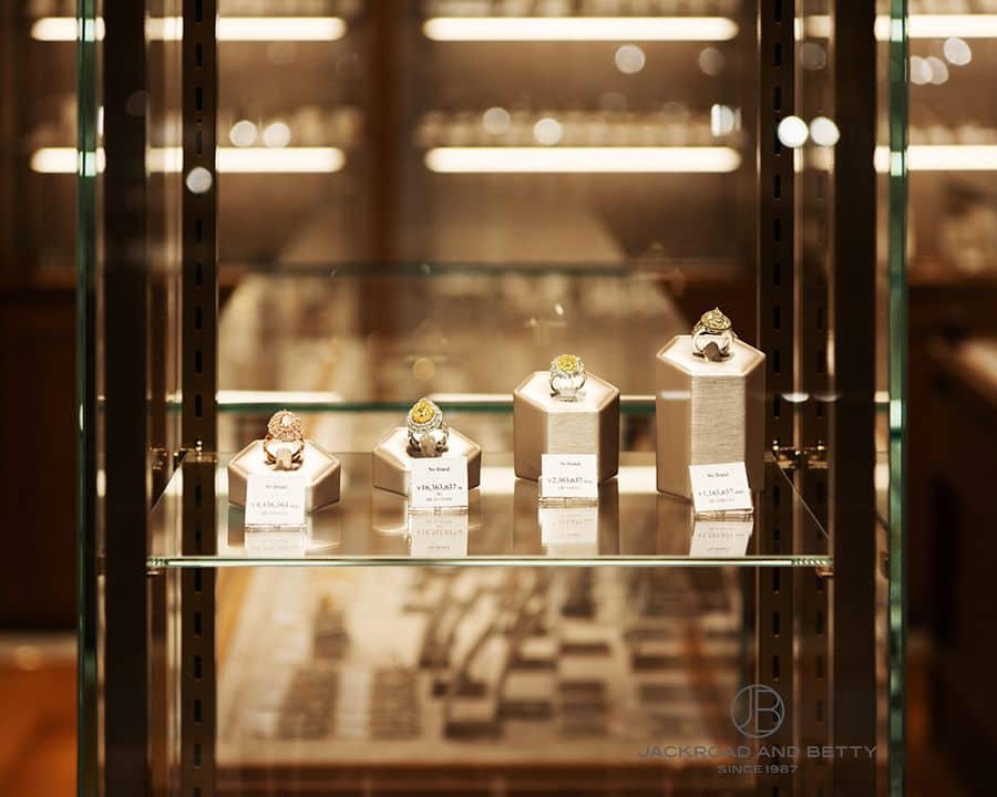 正規店ではなかなかお目にかかれないジュエリーに出会える可能性も