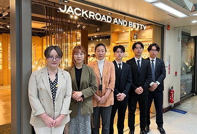 東京・中野のジャックロードには、多言語に対応可能な通訳スタッフが常駐