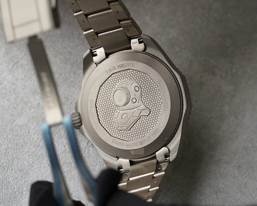 裏ぶたにはダイビングヘルメットの刻印