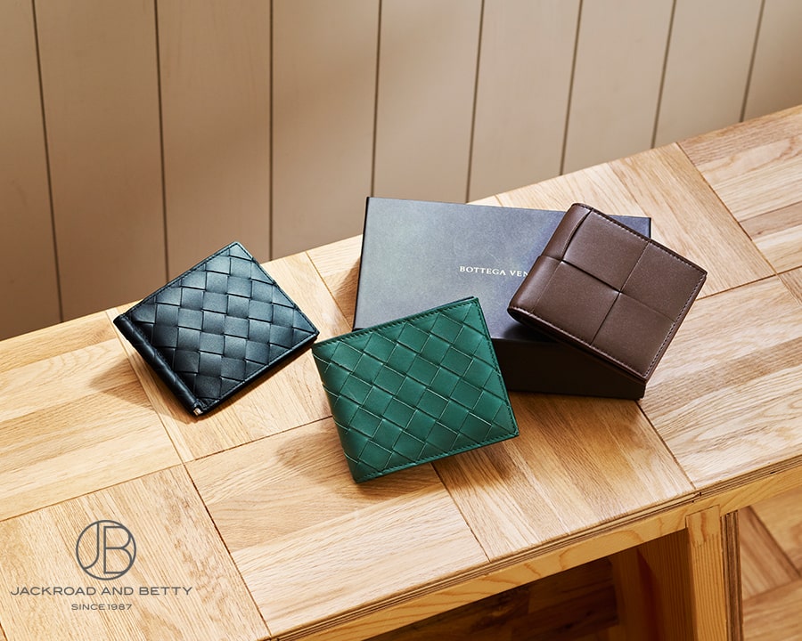 洗練されたデザインと実用性を兼ね備えた二つ折り財布