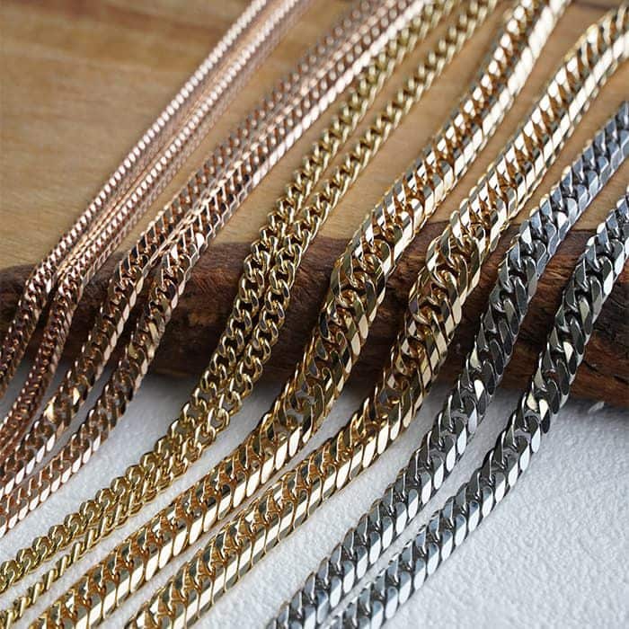 見た目を大きく左右する「カット(面)」と「編み方」