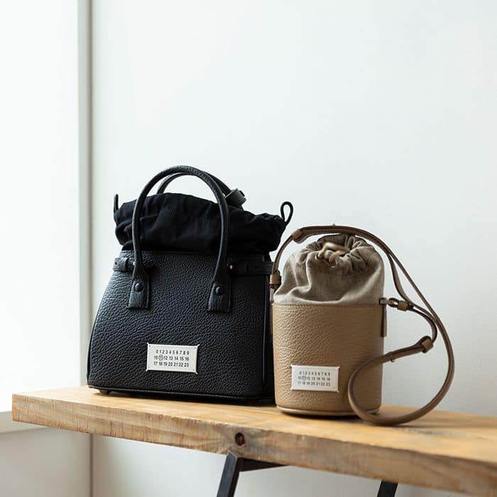 コーディネートに自然に溶け込む、メゾン マルジェラのバッグ