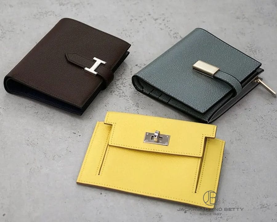 上左、エルメス ベアンコンパクト ヴェルソ／上右、ヴァレクストラ スナップ ウォレット／下、エルメス ケリーポケット コンパクト