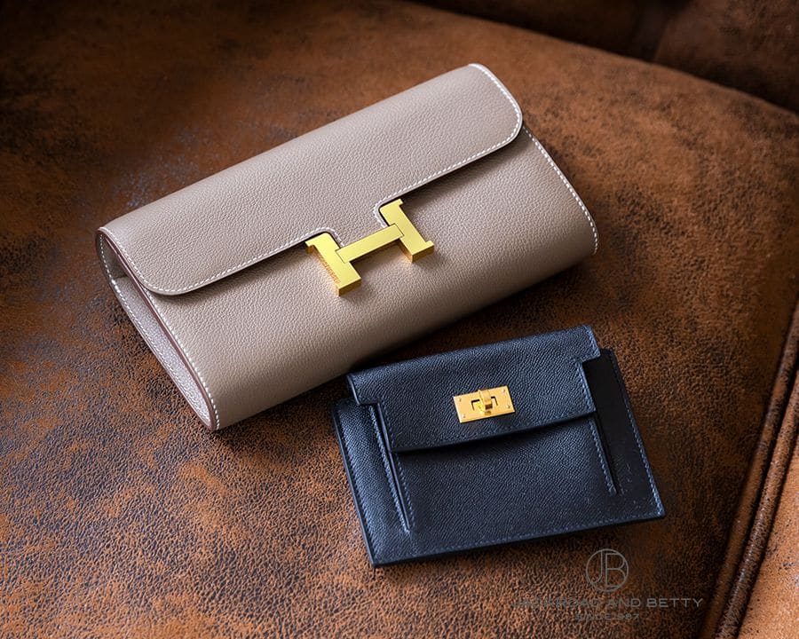 上、エルメス コンスタンス トゥーゴー エトゥープ／下、エルメス ケリーポケット コンパクト ノワール 