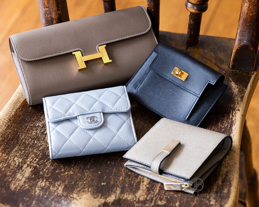 上から、エルメス コンスタンス トゥーゴー／エルメス ケリーポケット コンパクト／シャネル クラシック スモール フラップ ウォレット／ヴァレクストラ スナップ ウォレット