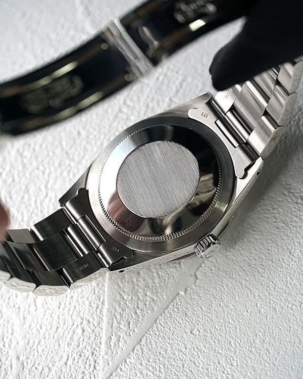 ロレックス エクスプローラー Ref.1016の裏ぶたイメージ