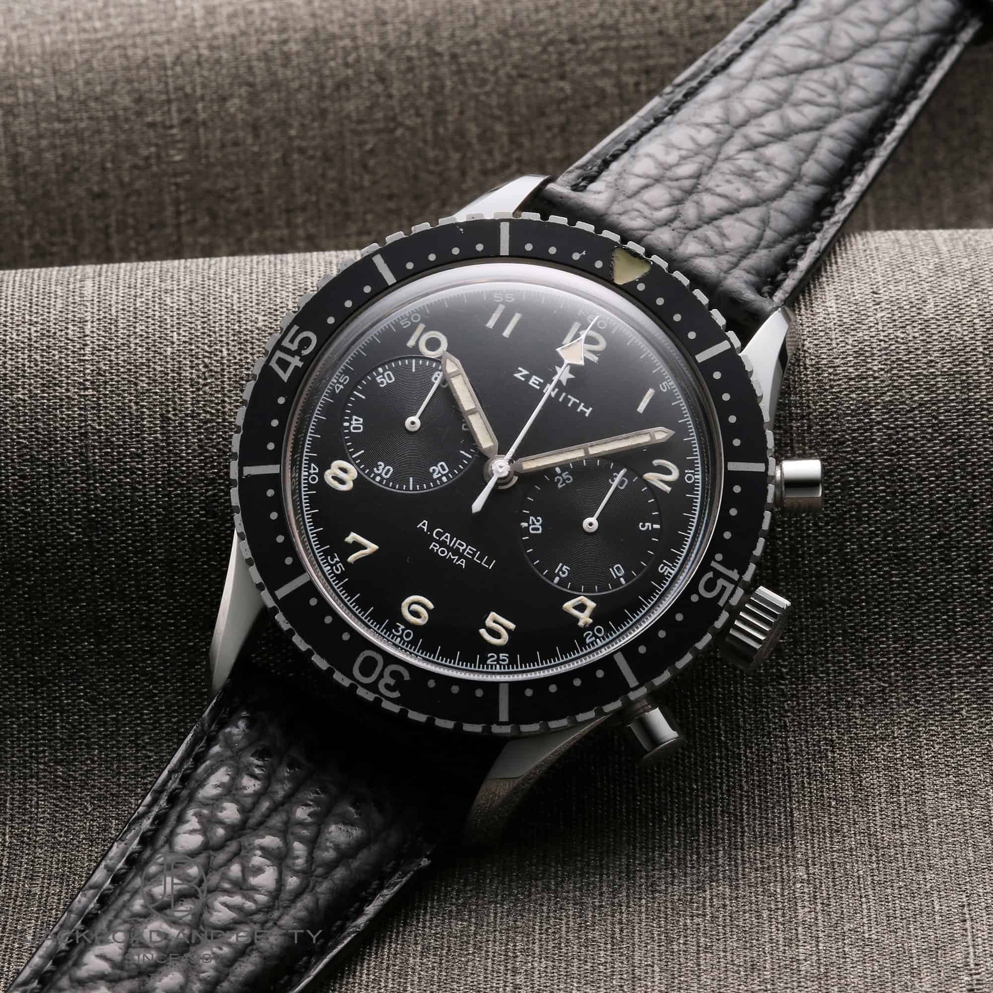 イタリア軍式の細部にまで拘る【シーガル搭載/新品】スモールセコンド バックスケルトン サファイアクリスタル 防水性能50m フル黒 ラバー サファイア クリスタルのスケルトンウォッチが、大人の好奇心や少年心