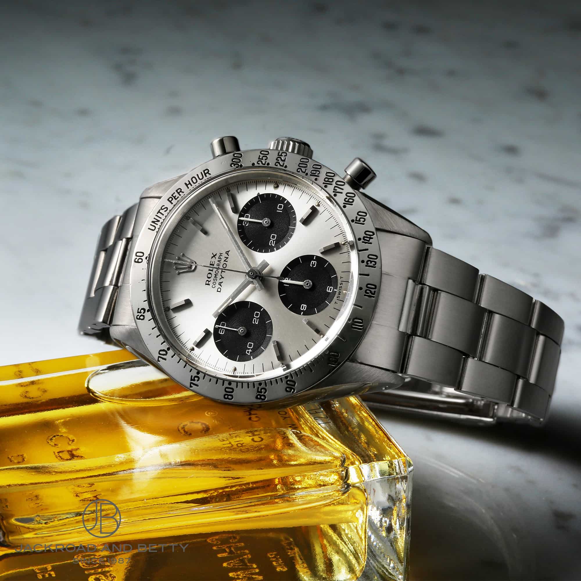 新作デイトナは、初代デイトナを彷彿とさせるデザインが踏襲されている