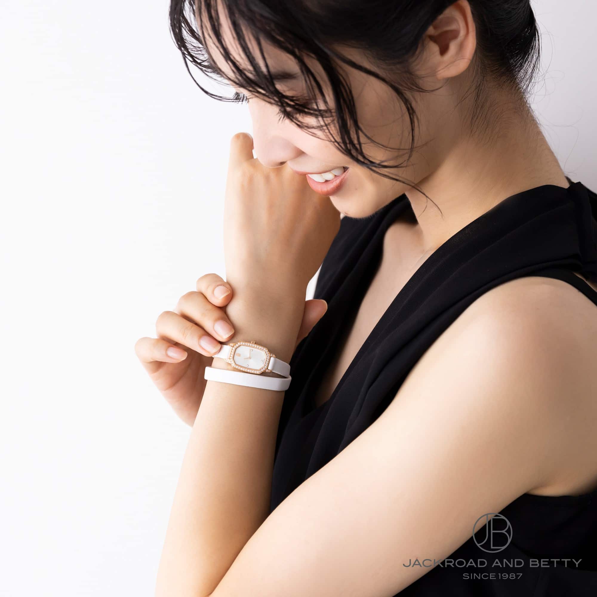 ハリー・ウィンストン エメラルド EMEQHM18RR001 女性モデル着用イメージ
