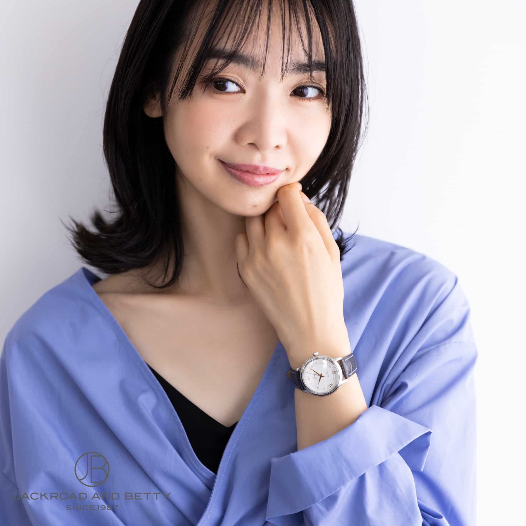 オメガ デ・ヴィル プレステージ 424.13.33.20.52.001 女性モデル着用イメージ