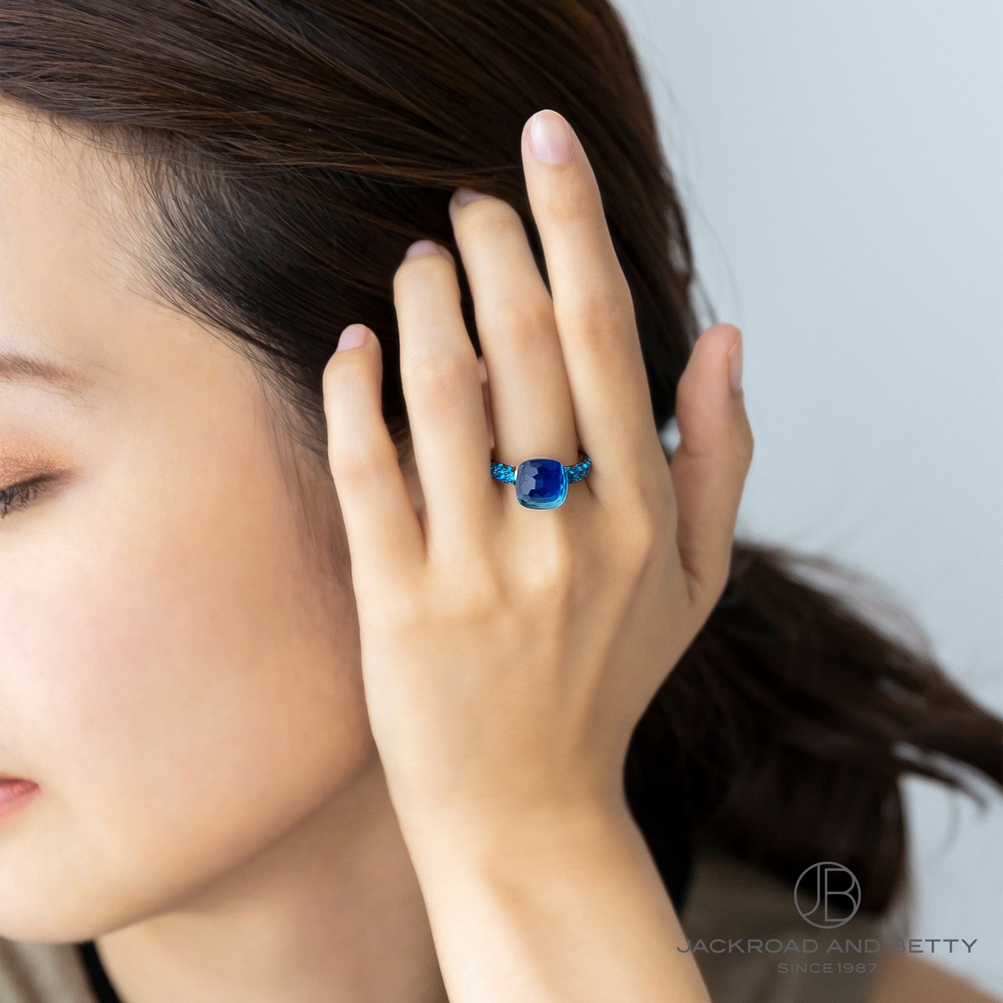 ポメラート ヌードリング ディープブルー クラシック PAB9040_O6000_TTKTL_54 女性モデル着用イメージ