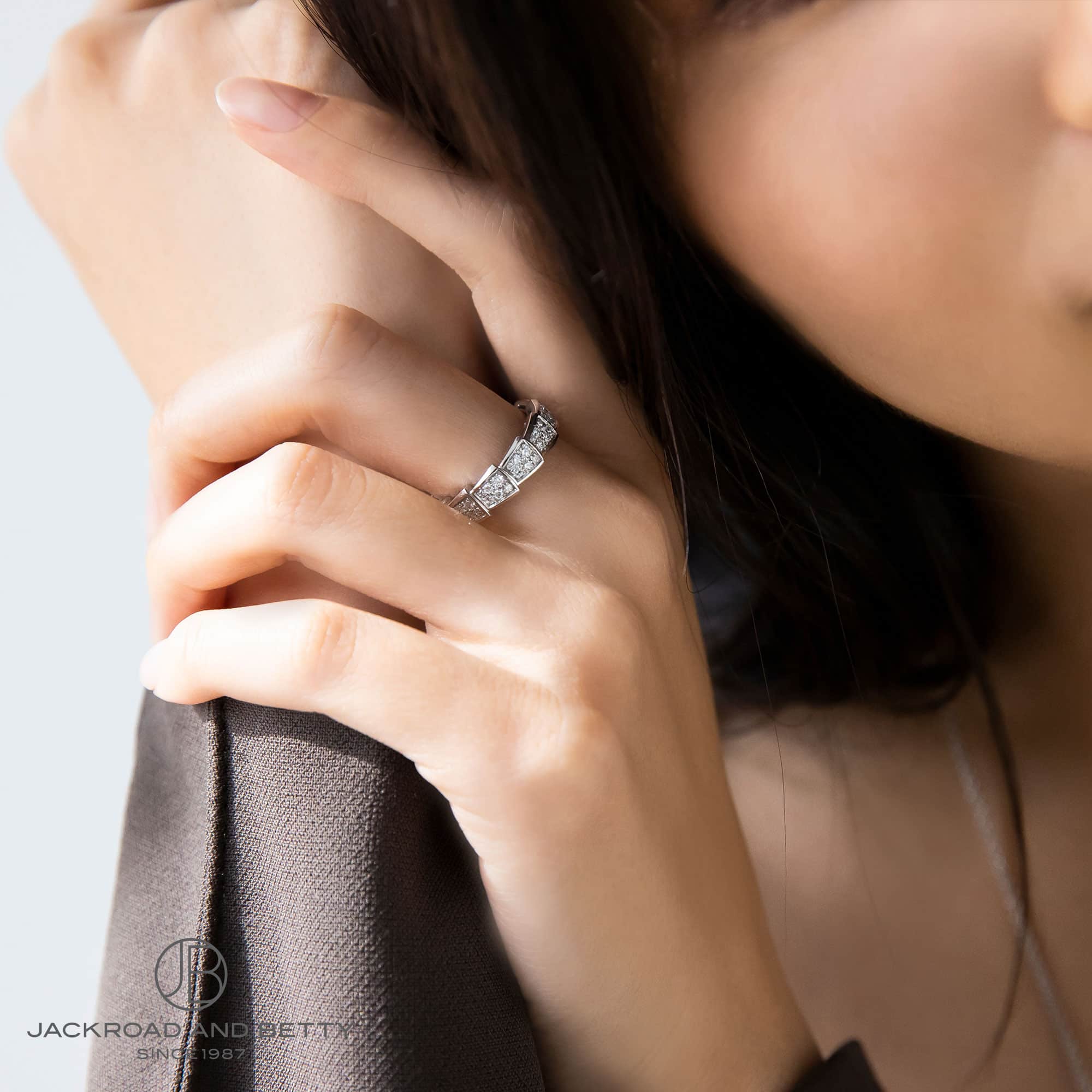 ブルガリ セルペンティ ヴァイパー ダイヤモンド リング 353516 女性モデル着用イメージ