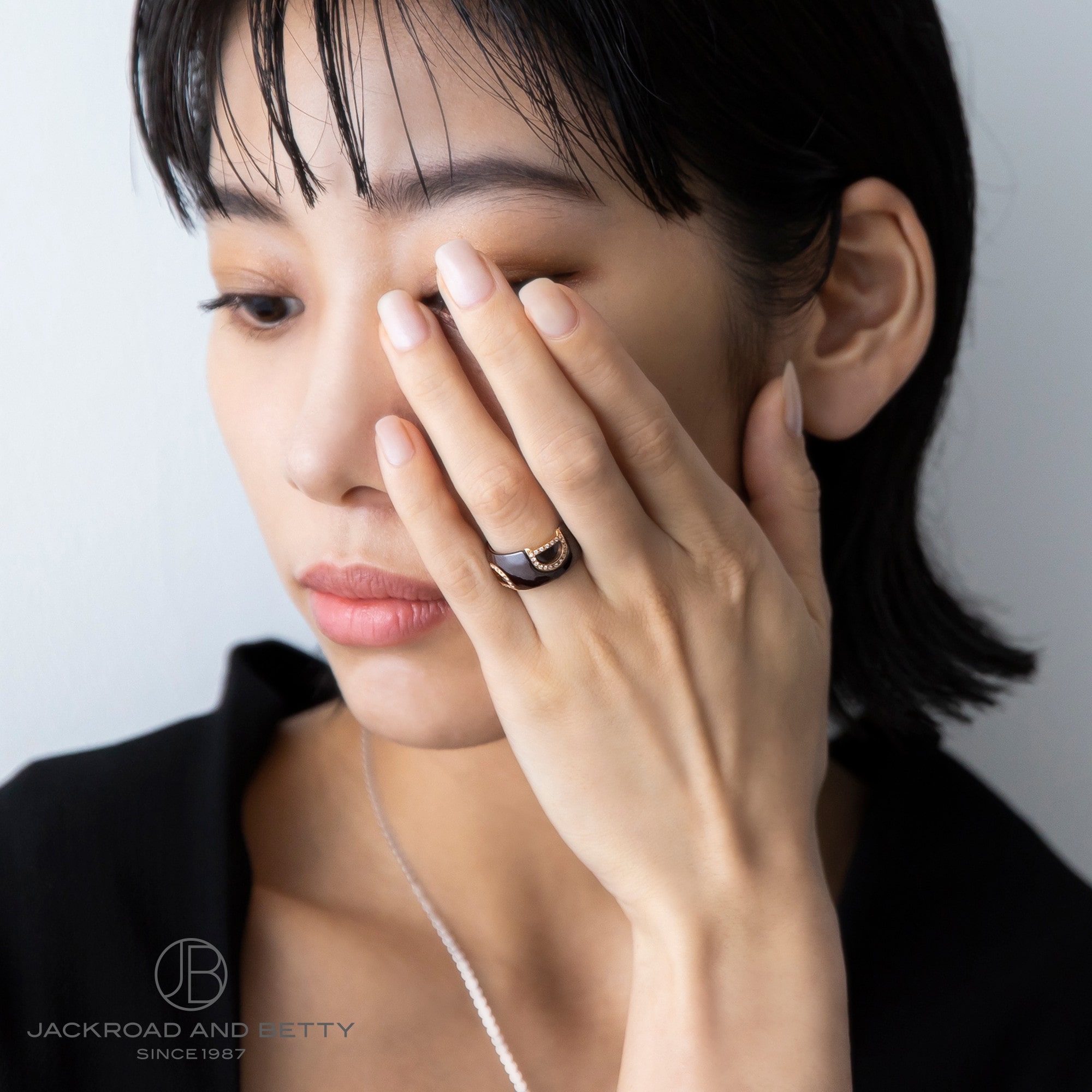 ダミアーニ ディーアイコン ダイヤ リング ブラウンセラミック 20058702 女性モデル着用イメージ