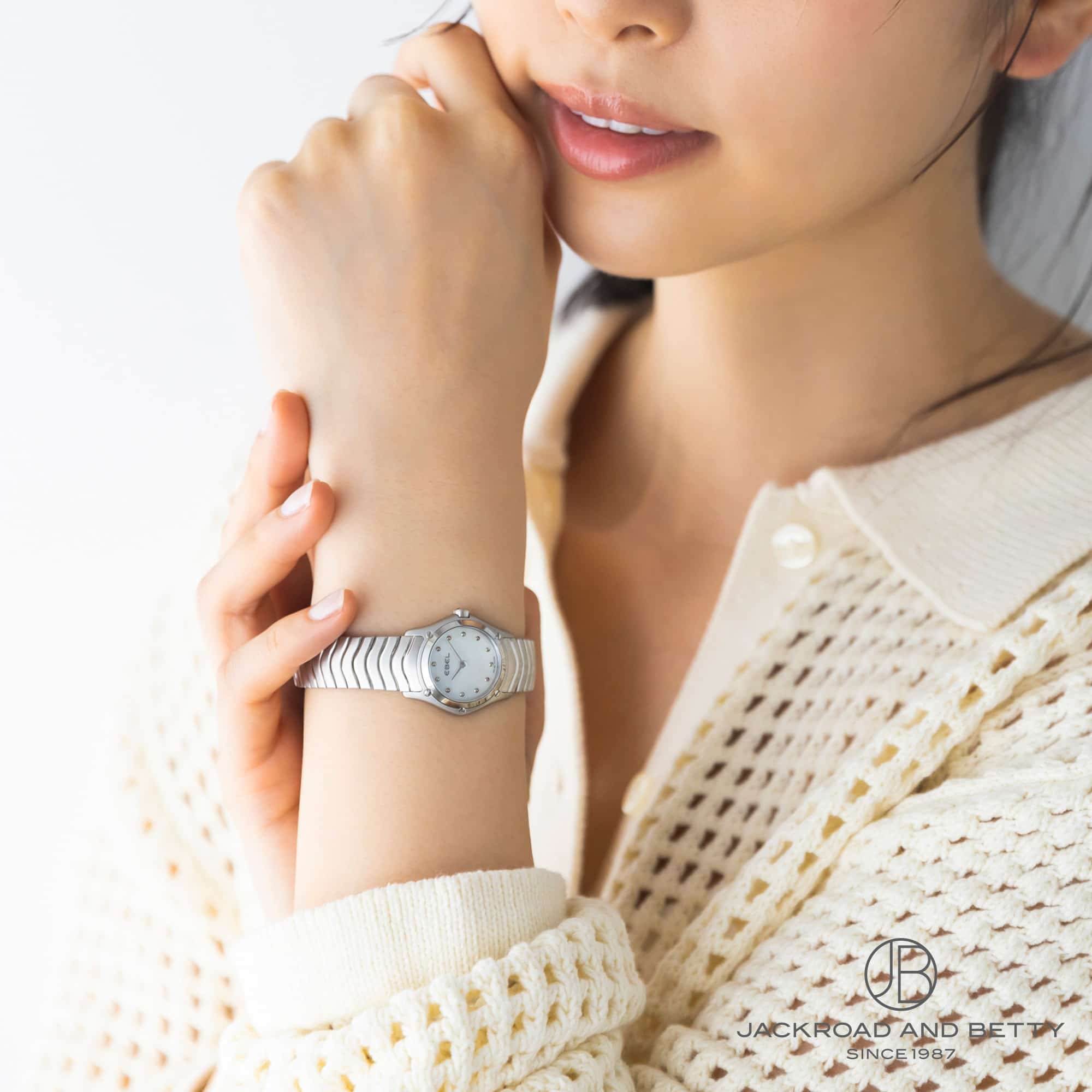 エベル クラッシックミニ 1215420 女性モデル着用イメージ