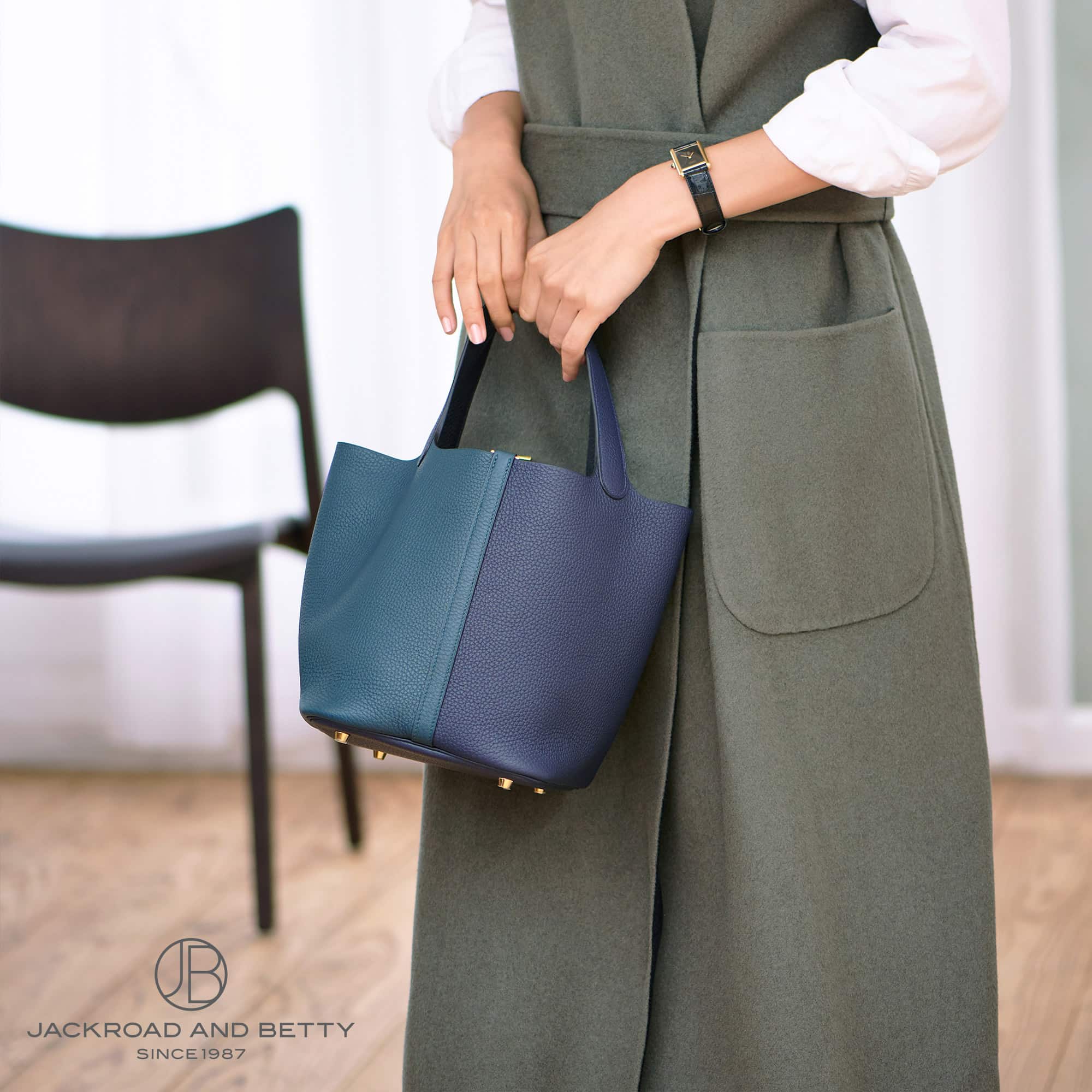 エルメス ピコタンロックMM カザック ブルーニュイ ヴェールシプレス ネイビー グリーン  女性モデル着用イメージ