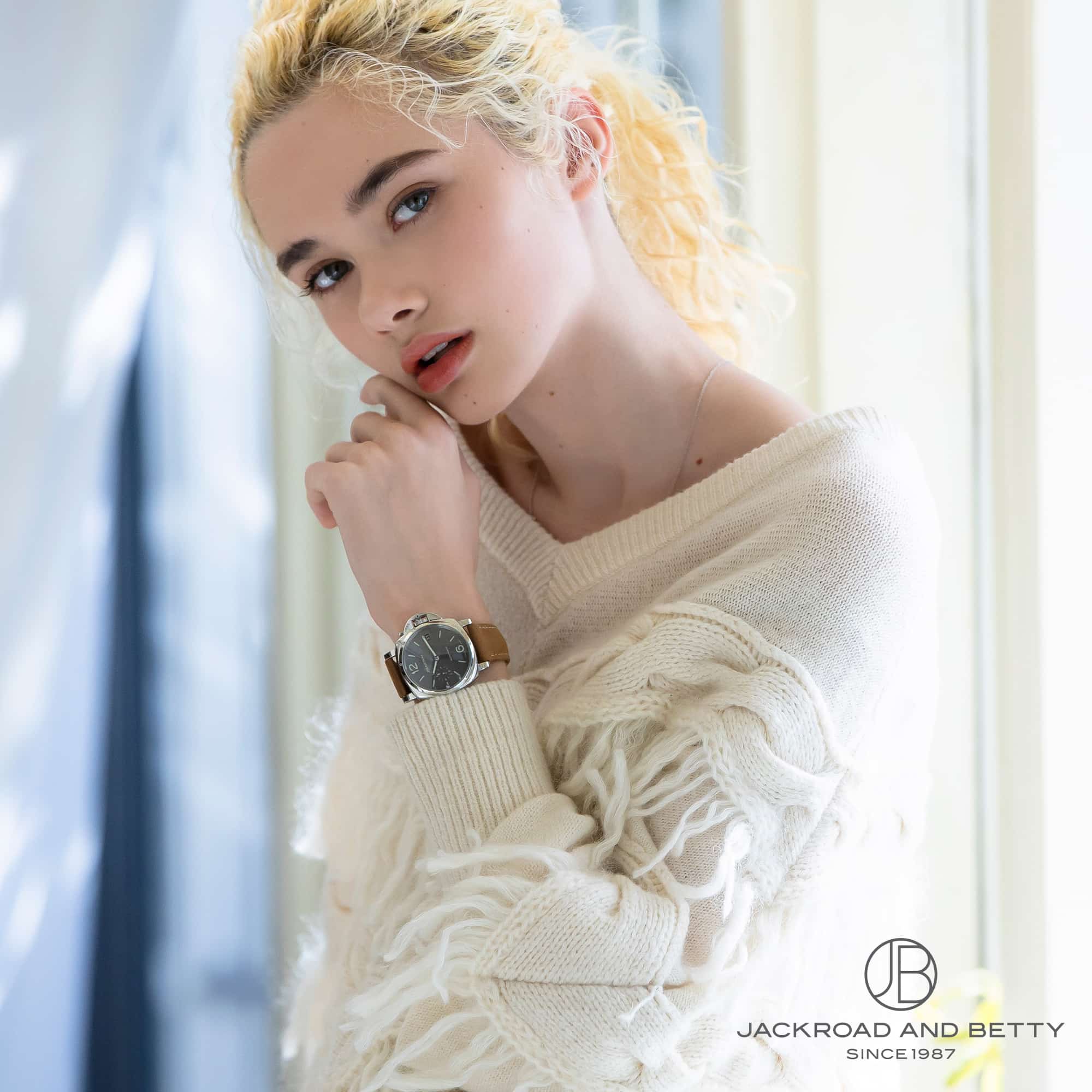 パネライ ルミノール ドゥエ PAM00755 女性モデル着用イメージ