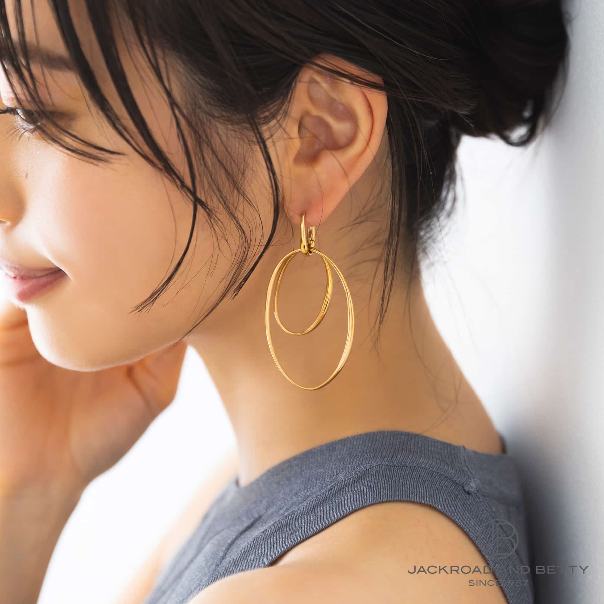 ポメラート イヤリング ゴールド POB8031_O7000_00000_0 女性モデル着用イメージ