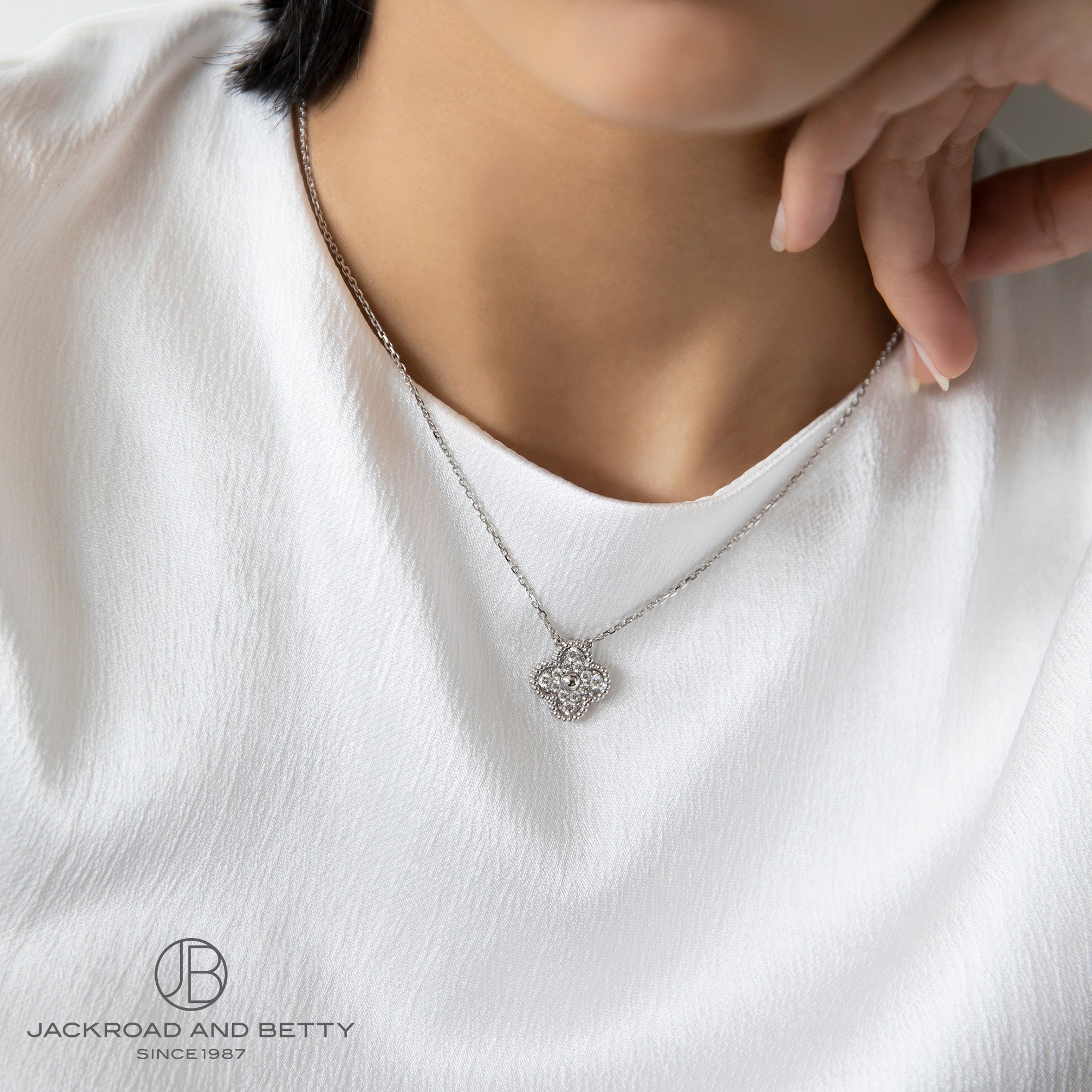 ヴァンクリーフ&アーペル ヴィンテージ アルハンブラ ダイヤモンド ネックレス VCARA46100 女性モデル着用イメージ