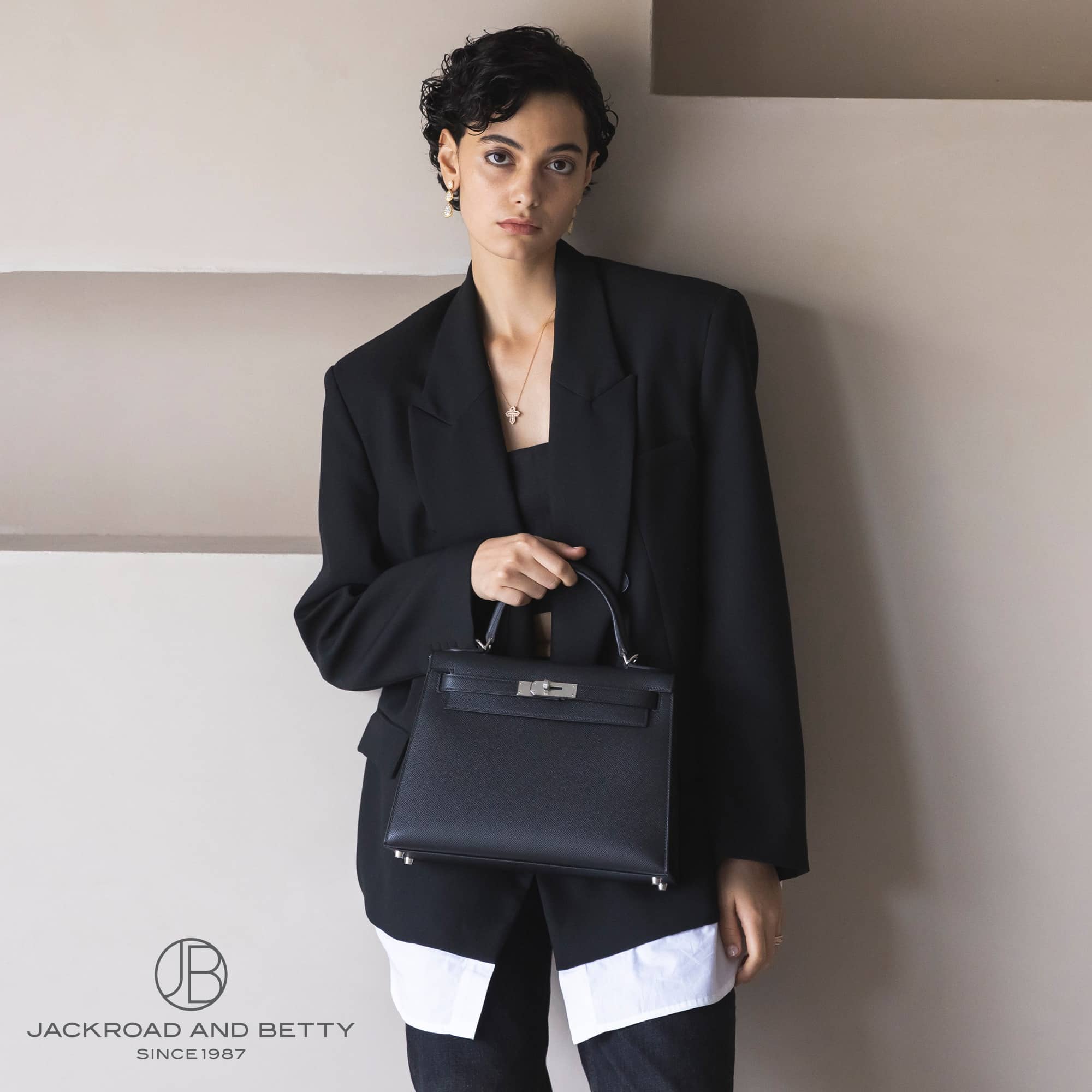 エルメス ケリー28 外縫い ノワール ブラック 黒 H042319CK89 女性モデル着用イメージ