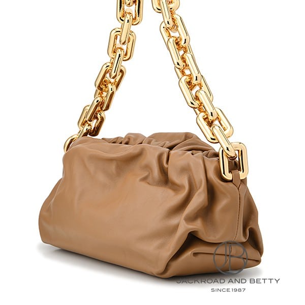あんみつ　ボッテガ　ザポーチ  ショルダー　キャメル　2020年新作 BOTTEGA VENETA（ボッテガ・ヴェネタ） ショルダーバッグ The Pouch 20