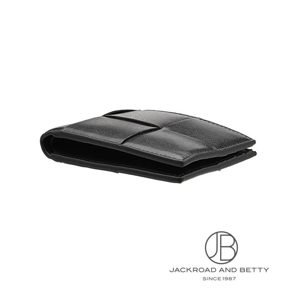 タイムレスで性別問わず持ちやすいデザインに、しなやかで丈夫なレザーを採用