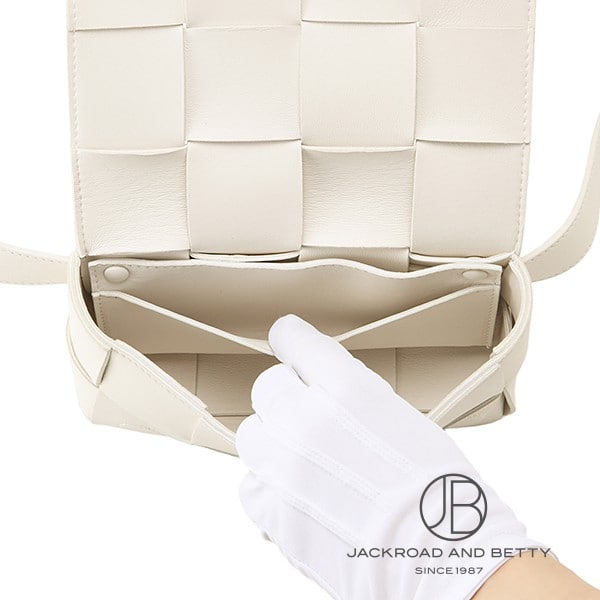 極美品✨ボッテガヴェネタ パテッド カセット ベルトバッグ ホワイト レザー カセット ベルトバッグ ホワイト 白[668572 VMAY1 9009