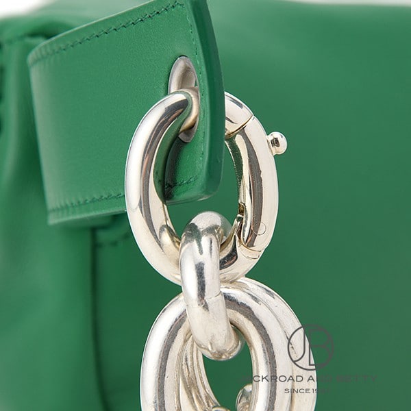 美品 ボッテガヴェネタ レザー トライアングル ポーチ パース グリーン 美品 ボッテガヴェネタ レザー トライアングル ポーチ パース グリーン