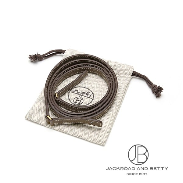 取り外し可能なストラップが付属されるため、コーディネートに合わせて変化させることができる